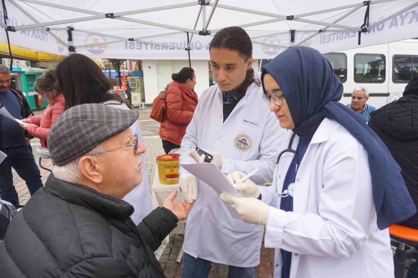 Üniversite Öğrencileri Halkın Şeker Ve Tansiyonunu Ölçtü