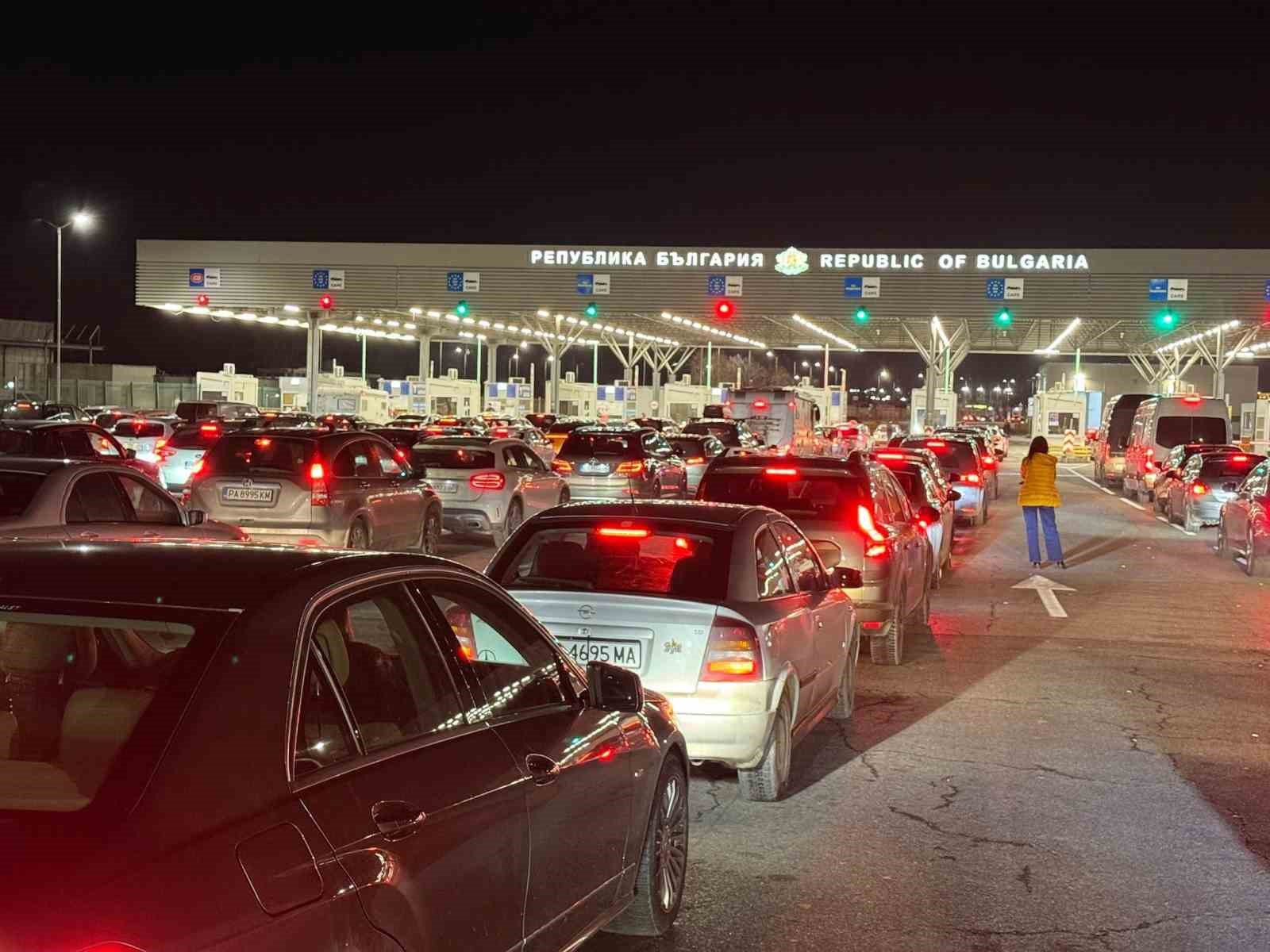 Yılbaşı Alışverişini Edirnede Yapan Bulgaristan Vatandaşları, Dönüşte Sınır Kapılarında Yoğunluk Oluşturdu