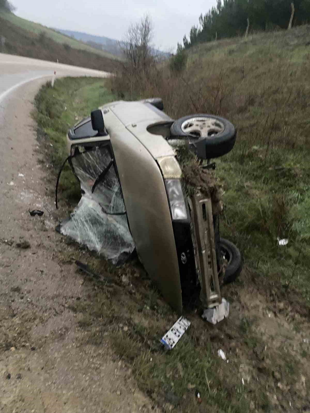 Yoğun Sis Beraberinde Kaza Getirdi: Devrilen Otomobil Sürücüsü Yaralandı