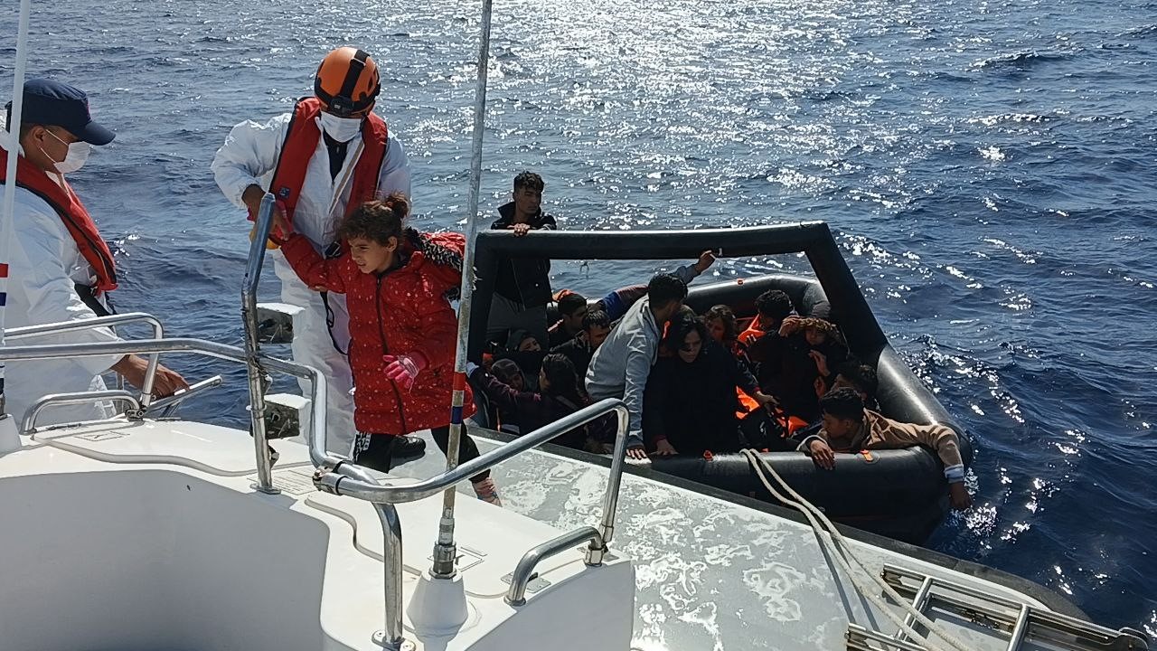 Yunan Unsurları Geri İtti, Can Salı İçindeki Kaçak Göçmenler Dalgalar Arasında Ölümle Burun Buruna Geldi