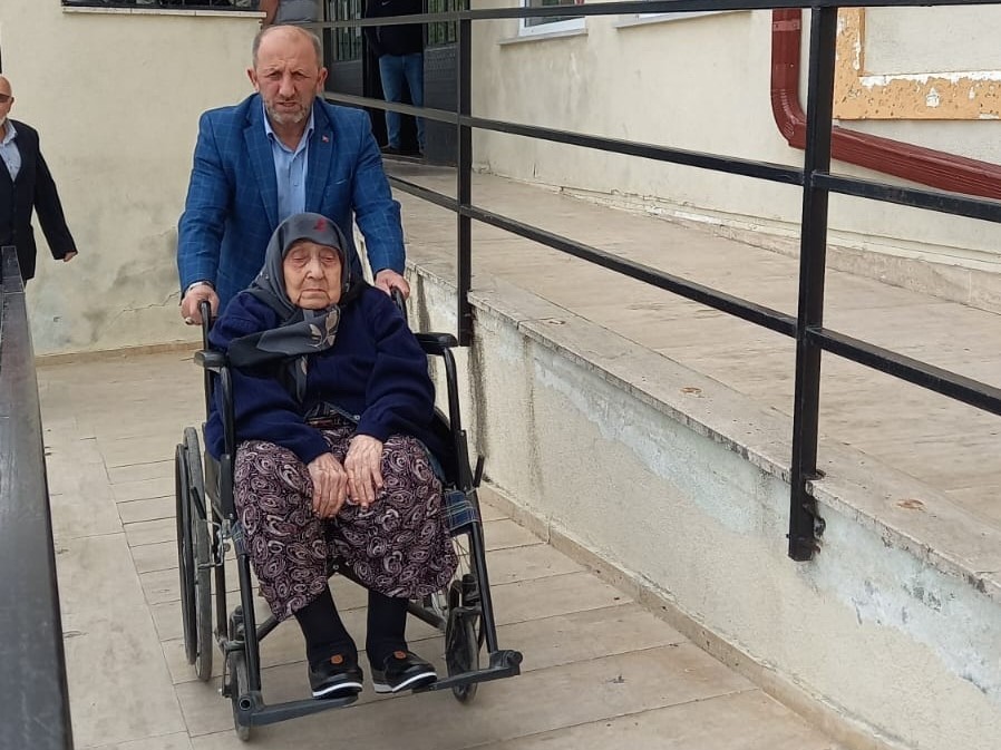 Tekirdağda 107 Yaşındaki Asırlık Çınar Sandık Başına Gitti
