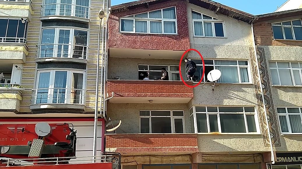 Tekirdağda Korku Dolu Anlar Kamerada: Atlamaya Çalışan Genci Kurtarmak İçin Balkondan Balkona Atladı