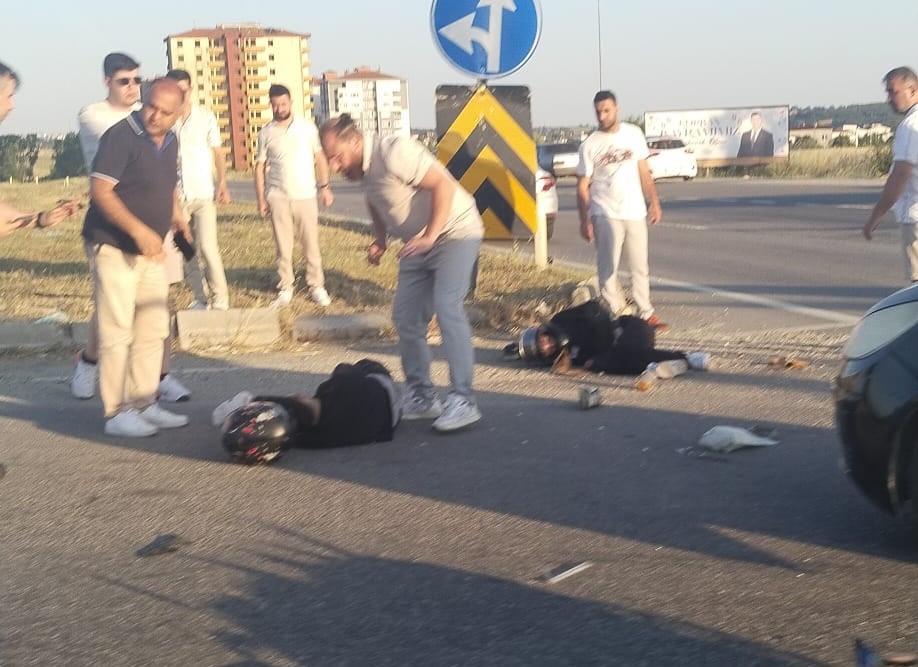 Tekirdağda Motosiklet İle Otomobil Çarpıştı: 2 Ağır Yaralı