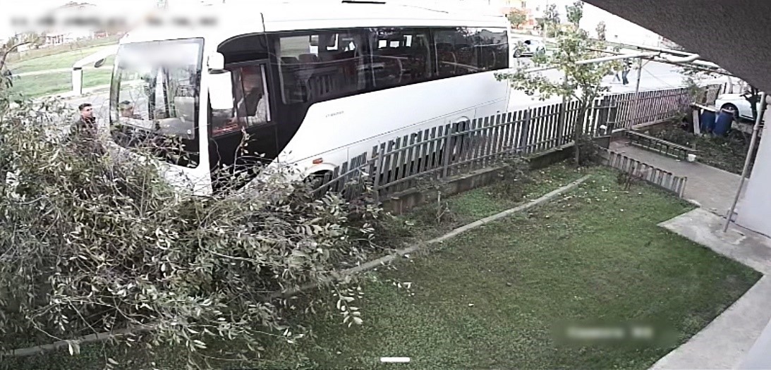 Tekirdağda Servis Minibüsü Ağaca Çarptı: 1 Yaralı