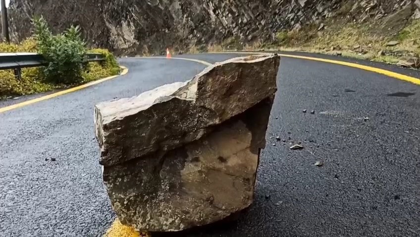 Tekirdağda Yağış Sonrası Kaya Parçaları Yola Yuvarlandı