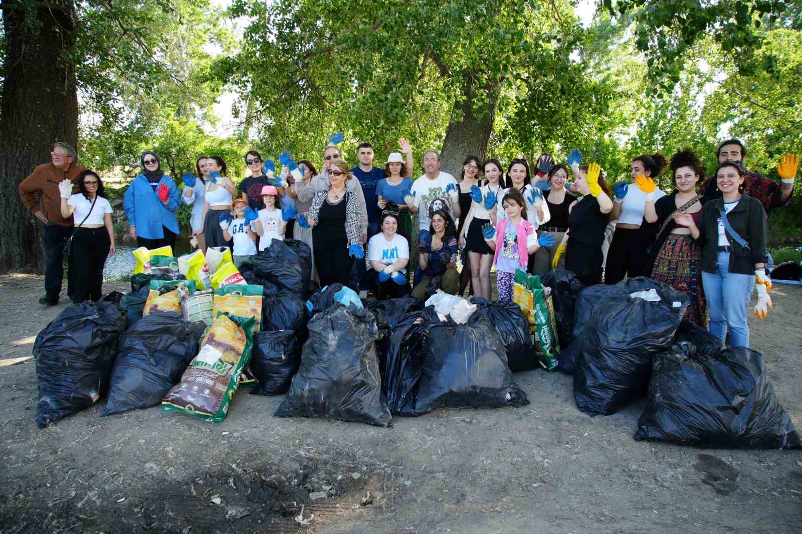 Tunca Nehrinde Öğrenciler Ve Vatandaşlar Çöp Topladılar