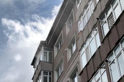 Apartman dairesindeki yangın büyümeden söndürüldü