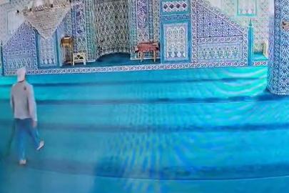 Cezaevinden izinli çıktı, girdiği 3 camideki ses sistemlerini sopayla kırıp söktü