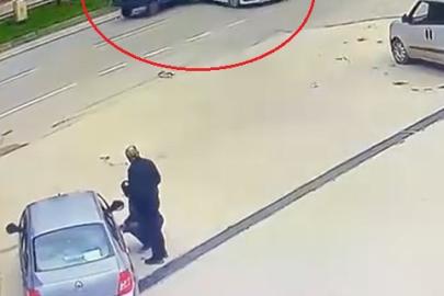 El freni çekilmediği için hareket eden otomobile başka otomobil çarptı