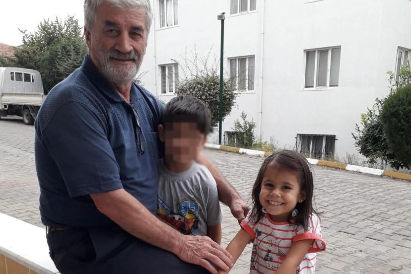 El freni çekilmeyen otomobilin çarptığı Öykü’nün ardından dedesi de kurtarılamadı