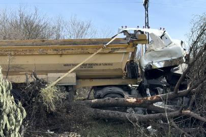İstanbul - Arnavutköy’de hafriyat kamyonu kaza yaptı; şoför hafif yaralandı