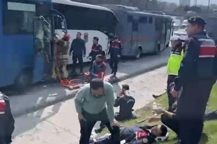 İstanbul- Bağcılar'da 4 cezaevi sevk aracı kaza yaptı; 6 jandarma yaralandı -1
