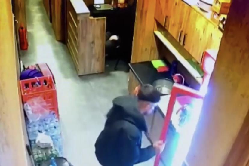 İstanbul - Beyoğlu’nda uyuyakalan kişinin cep telefonunu çalıp oyun oynamaya devam etti