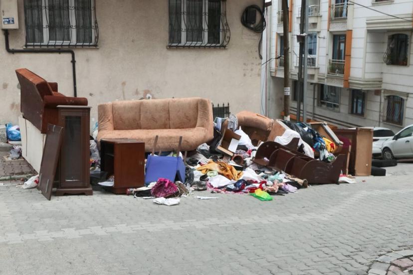 İstanbul- Esenyurt'ta evden çıkarmak istediği kiracısının eşyalarını sokağa attı