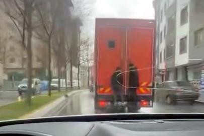 İstanbul - Esenyurt'ta trafikte patenle tehlikeli yolculuk kamerada