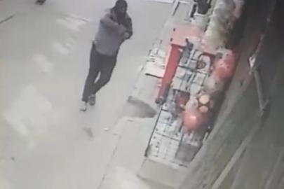 İstanbul - Fatih’te alışveriş yaptığı bakkalı oyuncak silahla bastı; o anlar kamerada
