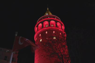 İstanbul - Galata Kulesi 'Multipl Miyelom' hastalığına farkındalık kapsamında kırmızı ışıklarla aydınlatıldı
