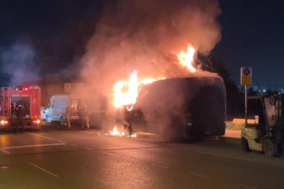 İstanbul - Kağıthane'de park halindeki servis midibüsü alev alev yandı