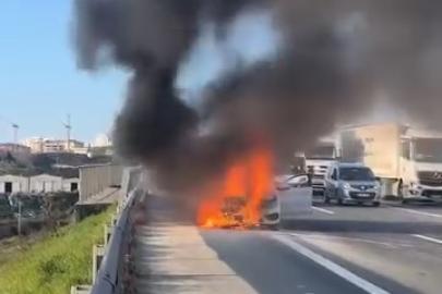 İstanbul - Kuzey Marmara Otoyolu’nda seyir halindeki otomobil alev alev yandı