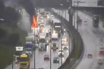 İstanbul - TEM Otoyolu'nda TIR yanıyor - 2 / Ek görüntü ve fotoğrafla