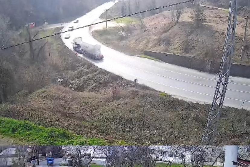 Karşı şeride geçen tanker, 2 otomobille çarpıştı; 3 yaralı