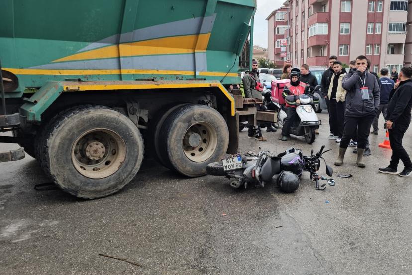 Kavşakta kamyonla çarpışan motosiklete iki kişi yaralandı
