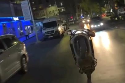 Motosiklet sürücüsünün tek teker üzerinde tehlikeli sürüşü kamerada