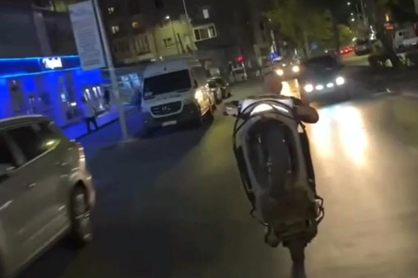 Motosiklet sürücüsünün tek teker üzerinde tehlikeli sürüşü kamerada