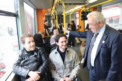 Nilüfer Belediye Başkanı güne BursaRay'da yolculuk yaparak başladı