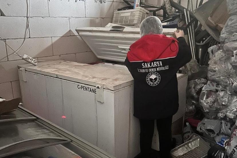 Sakarya'da 200 kilo tarihi geçmiş tavuk eti ele geçirildi