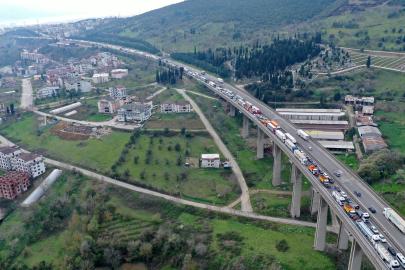 TEM’de 2 TIR ve 2 otomobil çarpıştı; araç kuyruğu dron kamerasında