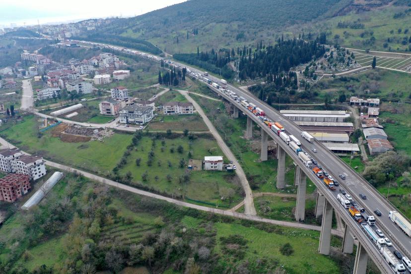 TEM’de 2 TIR ve 2 otomobil çarpıştı; araç kuyruğu dron kamerasında