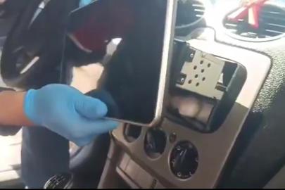 Uyuşturucuları araç teybinin arkası, torpido kasası ve tavan döşemesine zulalamış