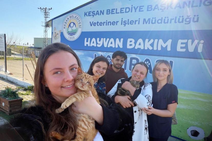 Bakımevinde tedavileri tamamlanan engelli kedileri, anne ve kızı sahiplendi