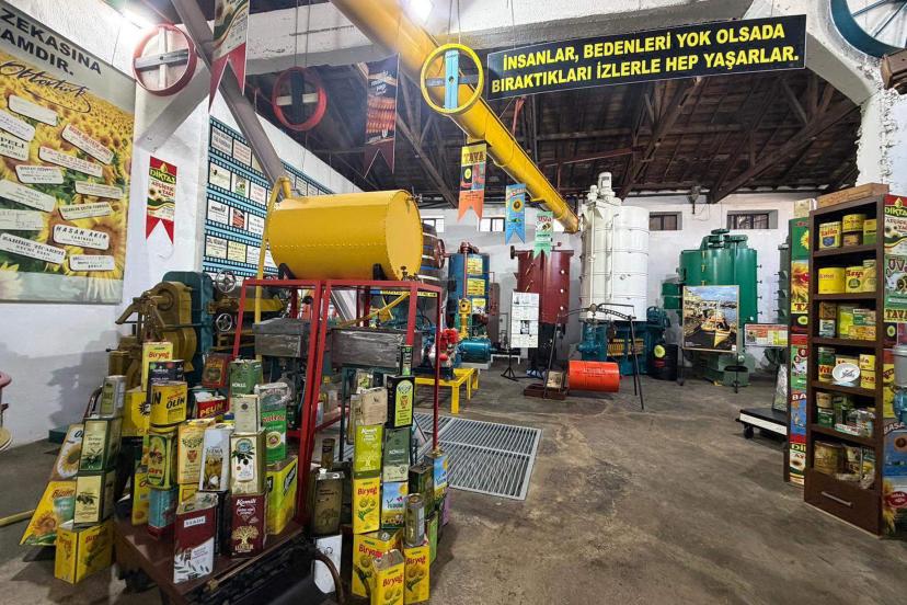 Bir bölümünü müzeye dönüştürdüğü 97 yıllık fabrikada, eski makineleri sergiliyor