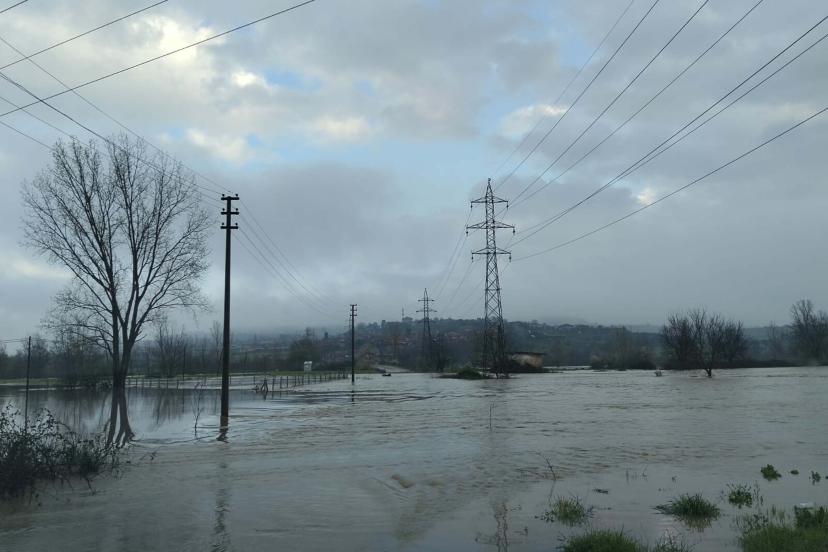 Çanakkale'de Kocabaş Çayı taştı; tarım arazileri sular altında kaldı