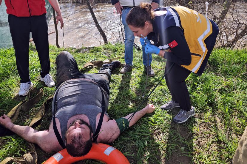 Dengesini kaybedip nehre düşen kişiyi itfaiye ekipleri kurtardı