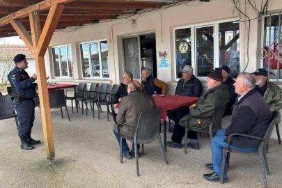 Edirne’de jandarma dolandırıcılığa karşı bilgilendirdi