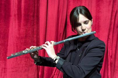 Eğitimi için günde 160 kilometre yol giden Zeynep Ece, Fransa'daki flüt yarışmasında birinci oldu