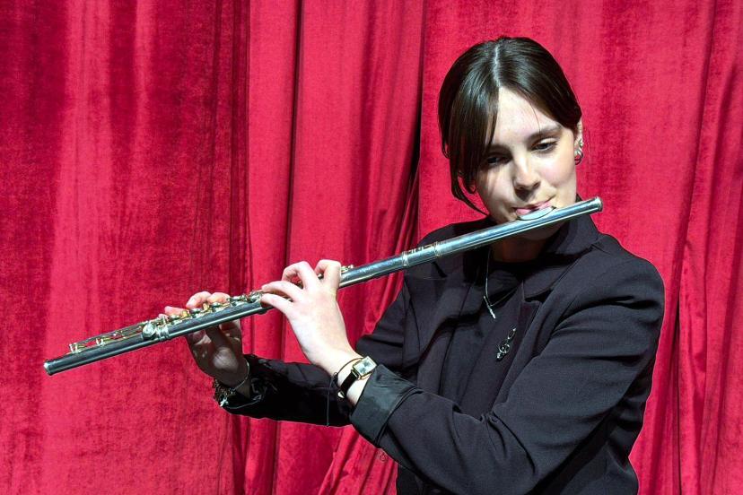 Eğitimi için günde 160 kilometre yol giden Zeynep Ece, Fransa'daki flüt yarışmasında birinci oldu
