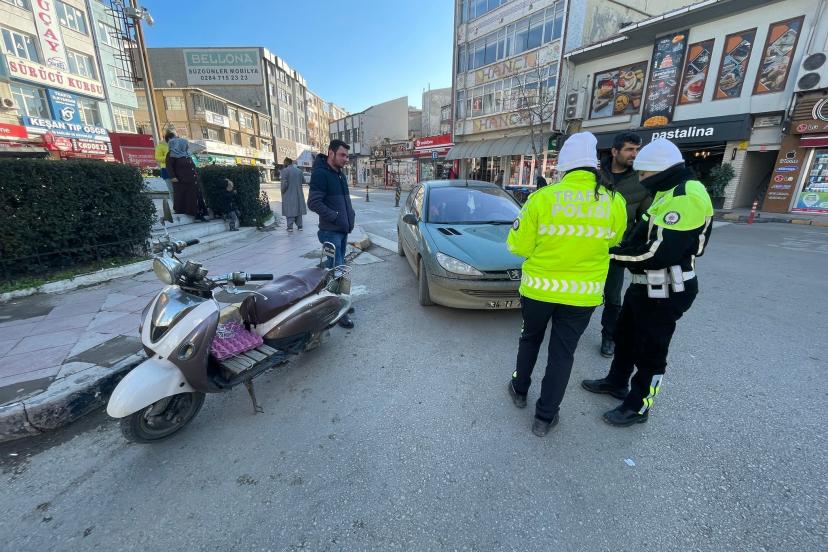 Ehliyetsiz ve plakasız 3 motosiklet sürücüsüne toplam 135 bin lira ceza