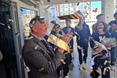 Emekliye ayrılan 40 yıllık öğretmen alkışlarla uğurlandı