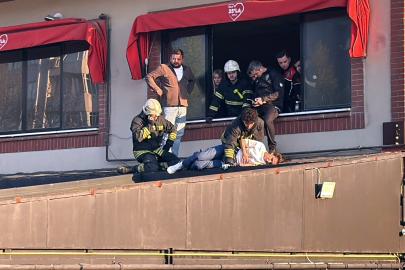 Kafeteryanın 3’üncü katında otururken dengesini kaybedip, alt katın terasına düştü