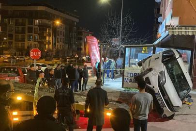 Kontrolden çıkan otomobil 5 araca çarpıp, takla attı: 2 yaralı