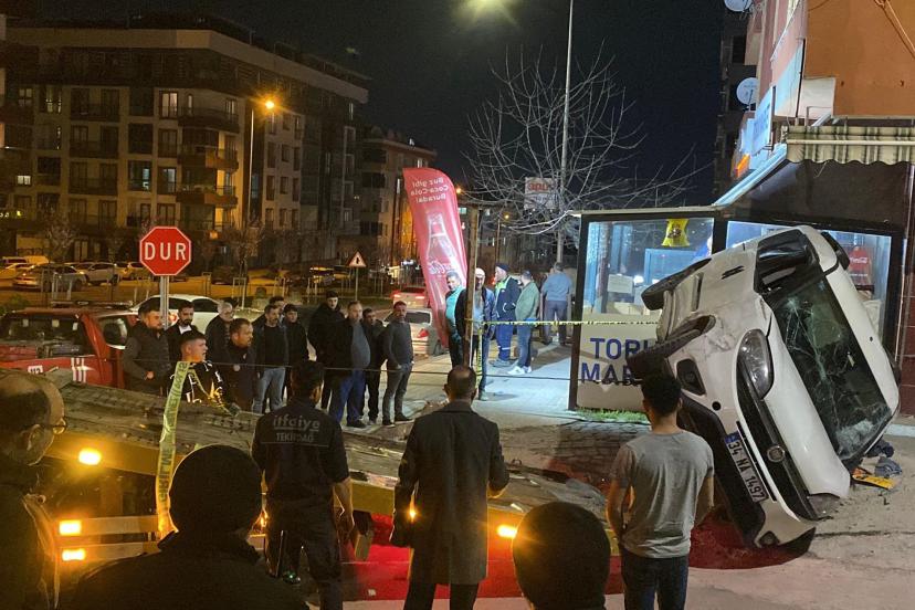 Kontrolden çıkan otomobil 5 araca çarpıp, takla attı: 2 yaralı