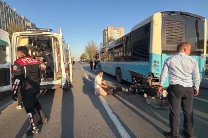 Motosiklet, duraktaki otobüse çarptı; 2 yaralı