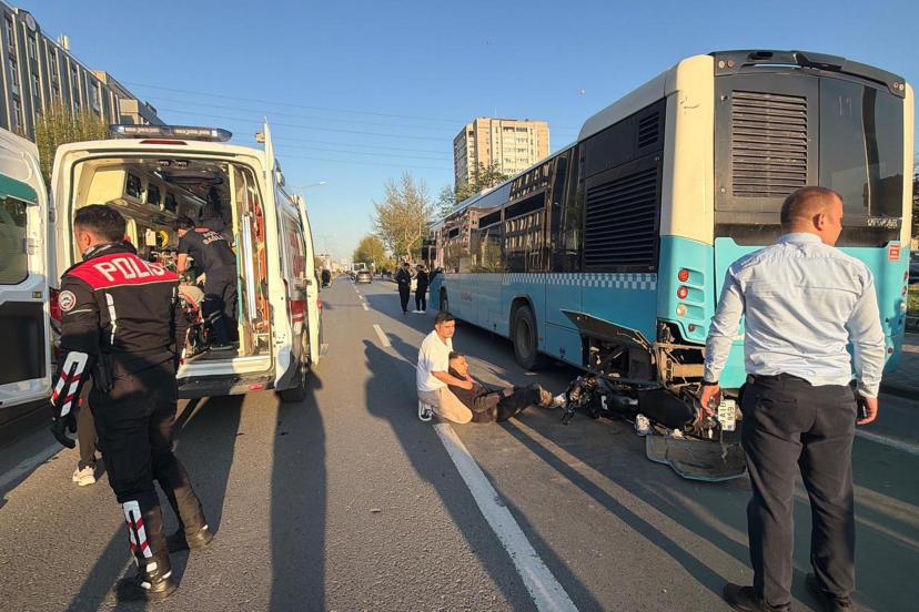 Motosiklet, duraktaki otobüse çarptı; 2 yaralı
