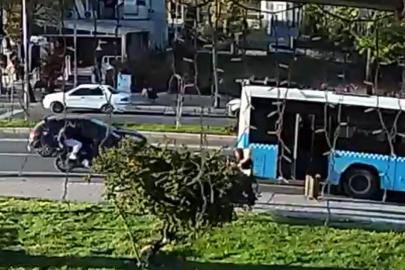 Motosikletin duraktaki otobüse çarptığı kazanın görüntüleri ortaya çıktı