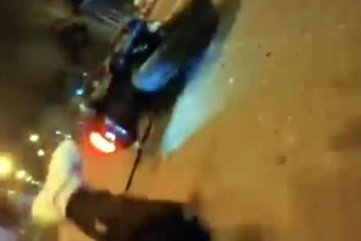 Otomobil ile çarpışan motosikletin sürücüsü yaralandı; kaza kamerada