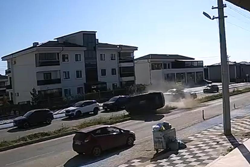 Otomobilin, başka bir araca çarpıp taklalar attığı kaza kamerada: 2'si çocuk, 5 yaralı